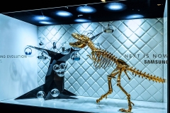 Samsung IFA KaDeWe 2015 Innovating Evolution Next is Now Schaufenster Atrium VIP Dinner T-Rex Delight Goldener Dino Produkte