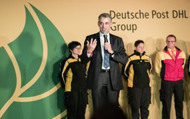 Deutsche Post DPDHL Group Postfest 2017 Go Green Grüne Logistik – natürlich besser Frank Appel mit Zusteller