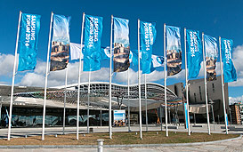 Samsung Forum 10 Jahre Außenansicht Messehallen Flaggen